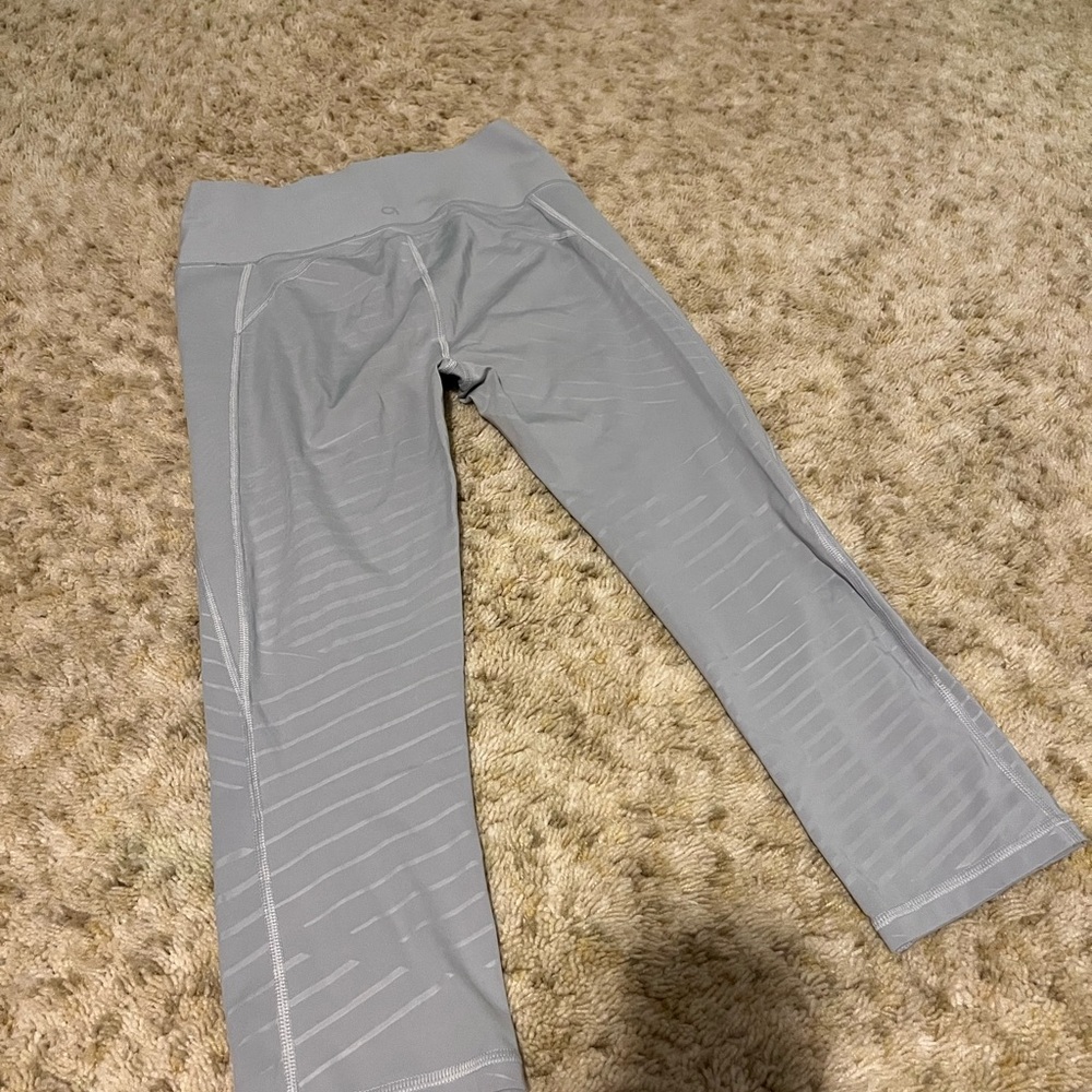 The gap light purple compression sculpting, capri leggings, size medium